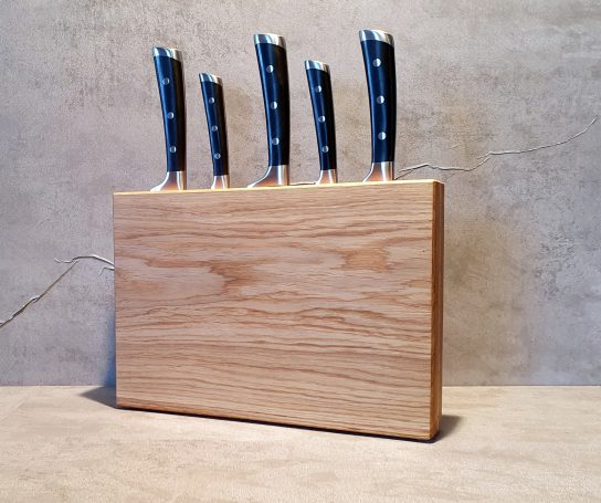 Messerblock aus Eiche Ein japanisches Messerblockset mit fünf Messern in einem Holzblock.