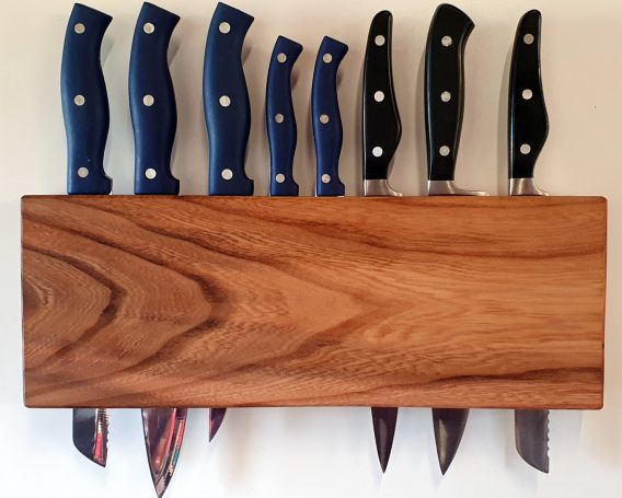 Messerblock Ulme Wandmontage Holzblock mit mehreren Küchenmessern in verschiedenen Farben und Designs.