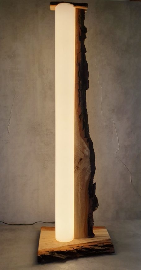Stehlampe aus Eiche Stehlampe aus Holz mit schmalem, beleuchtetem Teil und natürlicher Rinde.