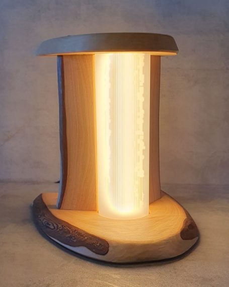 LED-Lampe mittel aus Nussbaum Modern Lampe mit holzigem Gestell und warmem, durchscheinendem Licht.