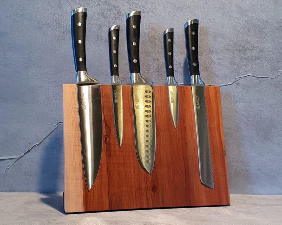 Messerblock Apfel magnetisch Fünf Messer mit schwarzen Griffen auf einem hölzernen Messerblock.