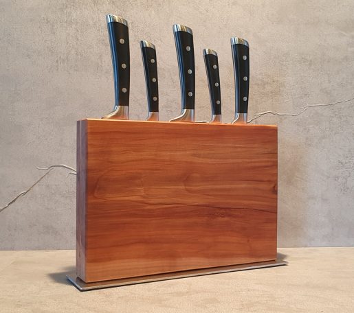 Messerblock Apfel/Edelstahl Holzblock mit fünf Messern mit schwarzen Griffen.
