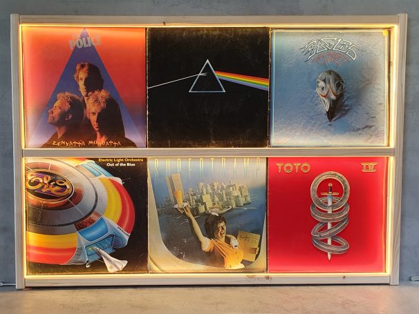 Vinyl-Frame-Leuchtrahmen für LPs Sechs Vinyl Albumcover in einem Holzrahmen für die Wand mit LED-Beleuchtung.