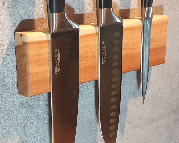 Messerleiste Apfel magnetisch Drei Küchenmesser in unterschiedlichen Größen an einem Holzmagnetstreifen.