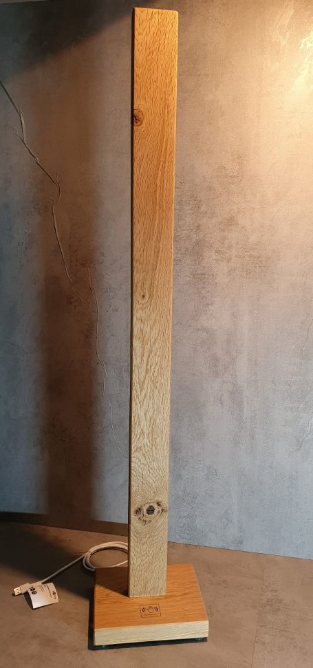 Stehlampe indirektes Licht Eiche Holzstehlampe mit rechteckigem Sockel, schlichtem Design und Kabelanschluss.