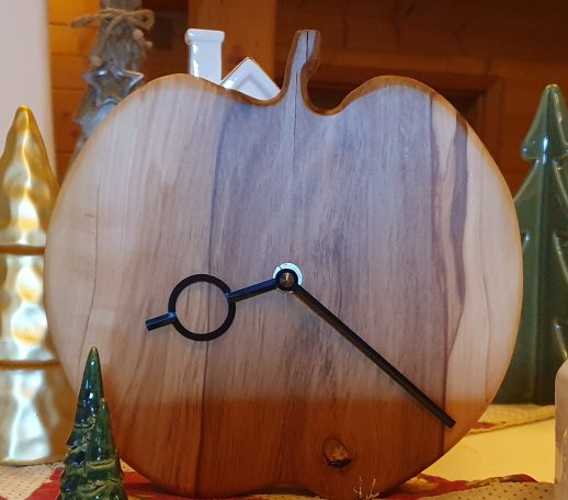 Kleine Uhr aus Apfelholz